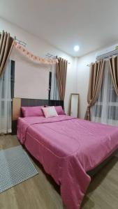 Ban Nong HinにあるKANA Homehugのベッドルーム1室(ピンクの毛布付きの大型ベッド1台付)