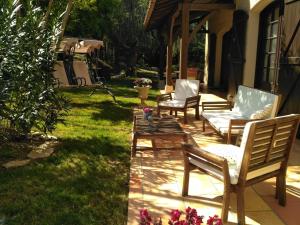un grupo de sillas sentadas en un patio en Bienvenue !, en Moissac