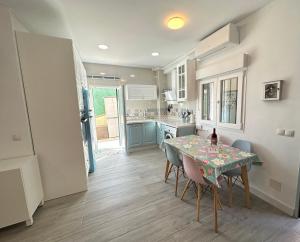 Kuchyňa alebo kuchynka v ubytovaní Apartamento con jardín privado