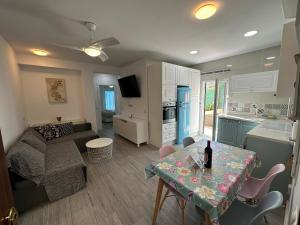 Kuchyňa alebo kuchynka v ubytovaní Apartamento con jardín privado