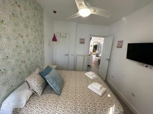 Posteľ alebo postele v izbe v ubytovaní Apartamento con jardín privado