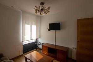 sala de estar con mesa y lámpara de araña en Apartamento paris, en León