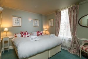 sypialnia z 2 łóżkami i oknem w obiekcie Abbey Mews in the heart of Bath w mieście Bath