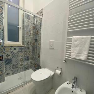 y baño con aseo, lavabo y ducha. en Maison Silvia, en Nápoles