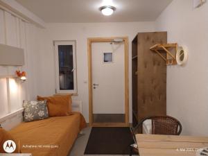 um pequeno quarto com uma cama e uma porta com uma janela em Palmse by Kohvikann em Palmse