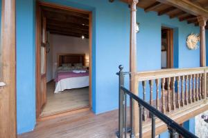 1 dormitorio con paredes azules y 1 cama en una habitación en Madre Rosa I, casa rural con la playa a 12 km, en Llanes