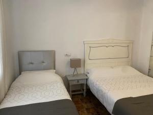 dwa łóżka siedzące obok siebie w sypialni w obiekcie Apartment with roof Terrace and AC w mieście Ardales