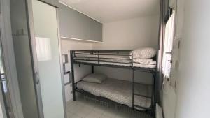 una piccola stanza con due letti a castello di Cannes Front Beach Pools Apartment a Cannes Altre 28 foto