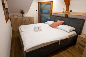 1 dormitorio con 1 cama grande y toallas. en House "HISCA" With Private Terrace, BBQ, Fireplace, Sauna, Hot Tub, en Mozirje