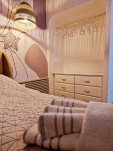een slaapkamer met een bed en een dressoir bij ARENA Sunset, Sea Coloseum View, 2 Rooms free Parking in Pula