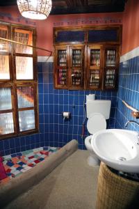 La salle de bains est pourvue de toilettes et d'un lavabo. dans l'établissement Fromager, à Cap Skirring