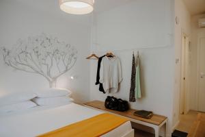 テッラチーナにあるPETRARCA17 Guest house a due passi dal mareのベッドルーム1室(ベッド1台付)が備わります。壁には木の壁画があります。