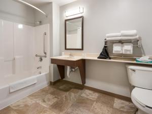 沙科皮的住宿－My Place Hotel-Shakopee, MN，浴室配有卫生间、盥洗盆和淋浴。