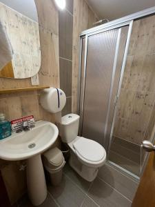 Koupelna v ubytování ApartaHotel Los Naranjos