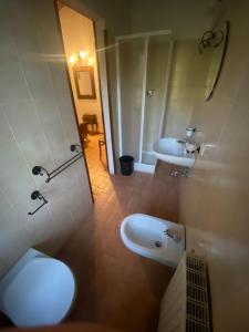 uma casa de banho com 2 lavatórios, um WC e um chuveiro em Agriturismo Prunara Farmstead F.lli Santoli em Monzuno