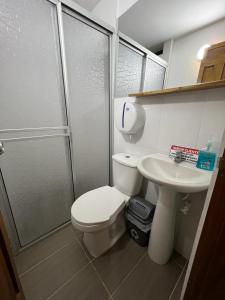 Koupelna v ubytování ApartaHotel Los Naranjos