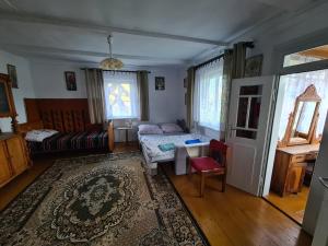 salon z kanapą i stołem w obiekcie Domek na wsi w mieście Tomaszów Lubelski