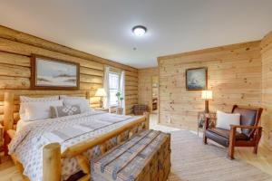 Ένα ή περισσότερα κρεβάτια σε δωμάτιο στο Rustic Tustin Cabin on 7 Acres with Fire Pit and Porch