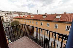 uma varanda com vista para um edifício em Appartamento Slataper - ampio e con vista em Trieste