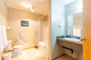 Ένα μπάνιο στο Waterton Country Villas +31 φωτογραφίες