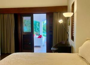 Ένα ή περισσότερα κρεβάτια σε δωμάτιο στο VillaDelSol-Ocean Front Resort-Pool-up to 8 Guests-Walk to the Beach