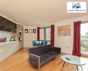 Et sittehjørne på Stylish & Comfy One Bedroom Apartment By Direct2hosts in Great East London location!