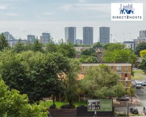 a view of a city skyline with tall buildings at Stylish & Comfy One Bedroom Apartment By Direct2hosts in Great East London location! in London