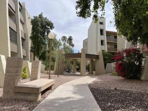um parque com um banco em frente a um edifício em Fabulous First Floor Condo in Old Town Scottsdale! em Scottsdale