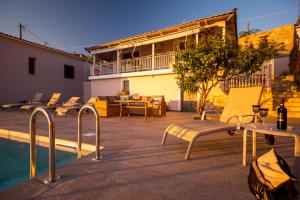 un patio con sillas, mesas y una piscina en The View Villa, en Maryiés