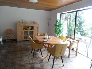 ein Esszimmer mit einem Holztisch und Stühlen in der Unterkunft Fewo-Eichenkopf in Völklingen