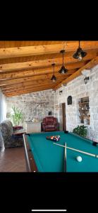 Gromača的住宿－Villa Marija，客厅设有一张台球桌,配有天花板