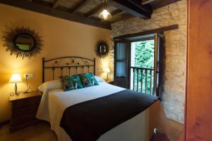 um quarto com uma cama grande e uma janela em Madre Rosa II, bonita casa a 12 km de la playa em Llanes