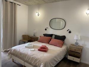 Posteľ alebo postele v izbe v ubytovaní A1 Magnifique appt 6 personnes Lofts de Ste Lucie + 1 fotografia