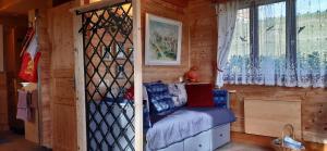 a room with a bed in a log cabin at Ferienwohnungen Soravia in Gamlitz