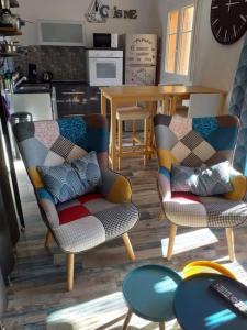 un salon avec deux chaises et une table dans l'établissement Charmant studio climatisé proche de la mer, à Sanary-sur-Mer