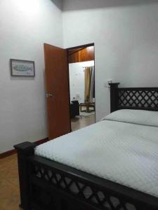 a bedroom with a bed and a door to a room at Amplia Casa en Paquera in Paquera