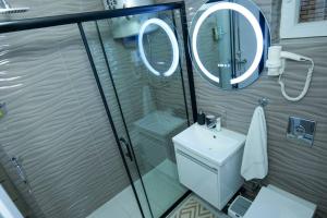 Koupelna v ubytování Luxury Apartment in Prishtina