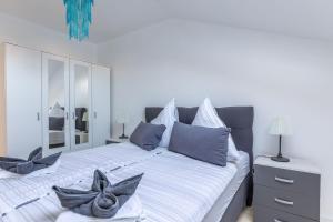 um quarto com uma cama grande e almofadas azuis em Kiki, No 3 em Zadar