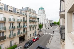 uma vista para uma rua numa cidade com edifícios em DisneyLand Paris Station 2min em Chessy