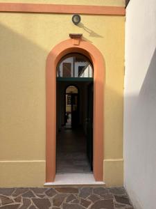 einen Eingang zu einem Gebäude mit Torbogen in der Unterkunft IL FENICOTTERO in Comacchio