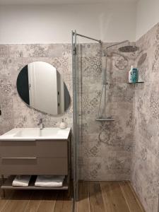 y baño con lavabo y espejo. en IL FENICOTTERO, en Comacchio