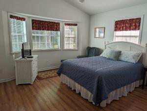 una camera con letto e TV di Great Central Location - Between Everything a Myrtle Beach