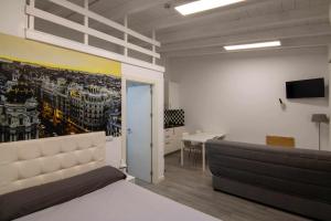 レオンにあるLoft madridの大きな絵画が飾られたリビングルーム