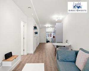 sala de estar con sofá y mesa en Bright and Stylish One Bedroom Flat by Direct2hosts Short Lets with great location! en Londres