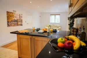 uma cozinha com uma tigela de fruta no balcão em Luxury 4-bed in Oxford with 2x parking & garden em Oxford