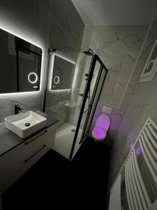 un bagno con lavandino e doccia con specchio di Luxury Monaco ! 7 mins walk to casino square ! Yacht show ! F1 ! 15 sec to Monaco ! a Beausoleil Altre 16 foto