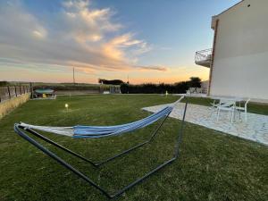 - un hamac sur l'herbe dans la cour dans l'établissement Aquilone Garden, à Birgi Vecchi