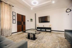 een woonkamer met een bank en een salontafel bij OG Residence in Accra