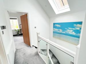 een trap in een huis met een schilderij aan de muur bij Luxury Modern Private Villa in Brighton in Brighton & Hove