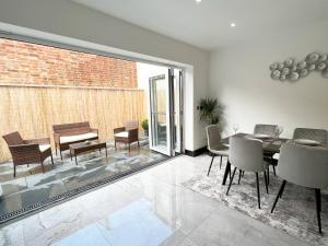 a dining room with a table and chairs at Luxury Modern Private Villa in Brighton in Brighton & Hove